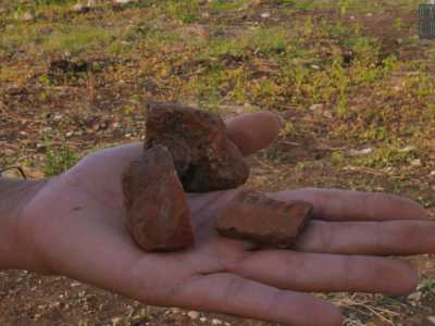 Naturalmente non possiamo entrare nel villaggio, perch� non ne abbiamo l�autorizzazione. Ma non � un problema, visto che tutto intorno sul terreno � pieno di reperti
